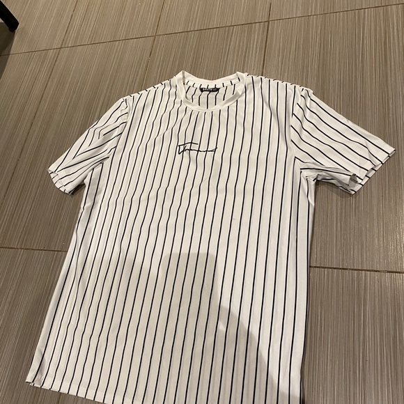 Simple SHEIN Tee - Picture 4 of 4